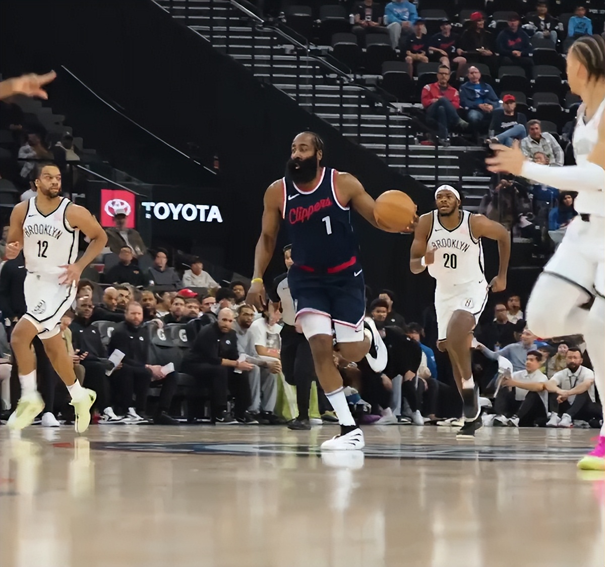 昨晚的NBA赛事现场精彩揭幕，球员表现抢眼